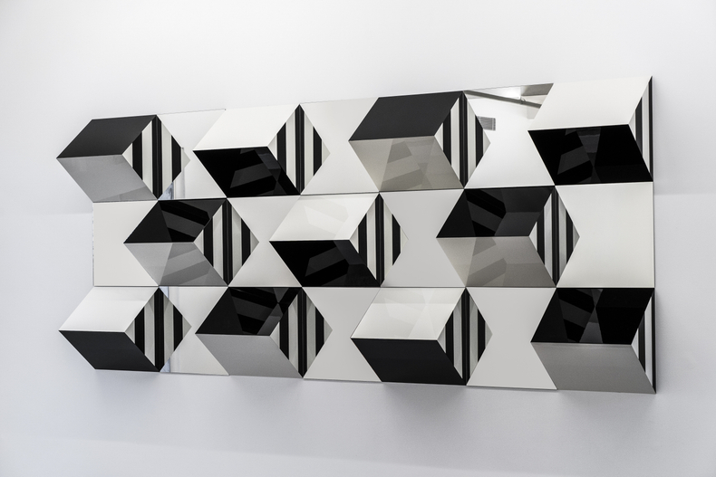 Daniel Buren Prismas e Espelhos, alto-relevo - n°4 , trabalho situado, 2017 madeira, cola, laca, espelho e adesivo vinil 150 x 350 cm
