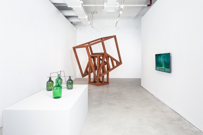 Raul Mourão: Empty Head – vista da exposição, Nara Roesler New York, 2021. Foto: ©️Charles Roussel.