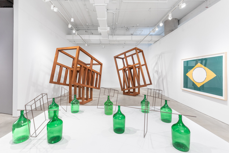 Raul Mourão: Empty Head – vista da exposição, Nara Roesler New York, 2021. Foto: ©️Charles Roussel.