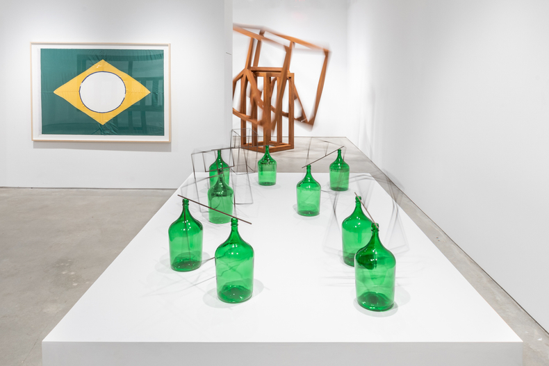 Raul Mourão: Empty Head – vista da exposição, Nara Roesler New York, 2021. Foto: ©️Charles Roussel.