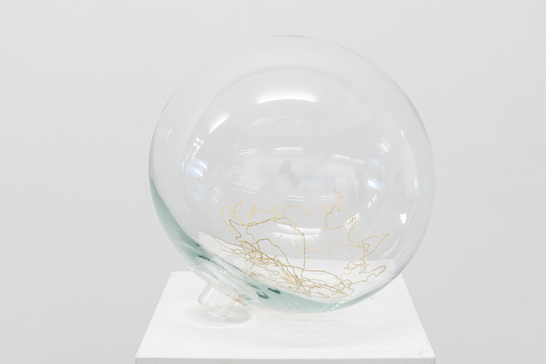 Laura Vinci morro mundo mundo, 2020 vidro soprado e latão banhado a ouro Ø 38 cm