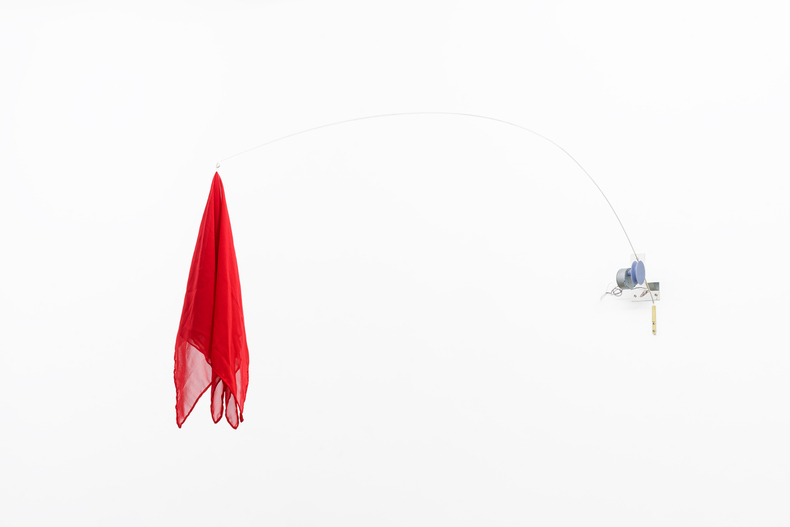 Laura Vinci Rouge, da série Maquinamata, 2022 seda, ferro banhado a ouro e motor dimensões variáveis