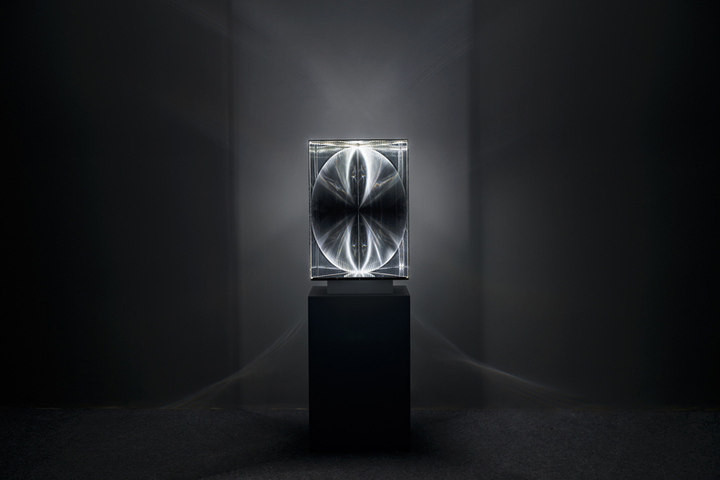 Heinz Mack Transparency and Radiance, 2009 acrílico, lentes Fresnel e eletricidade 69,8 x 44,5 x 44, 5 cm