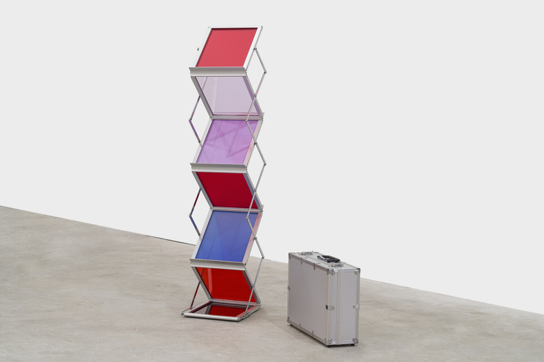 Lucia Koch Naná, 2024 acrílico, estrutura dobrável e maleta em alumínio 145 x 38 x 28 cm | mala: 33 x 46 x 14 cm