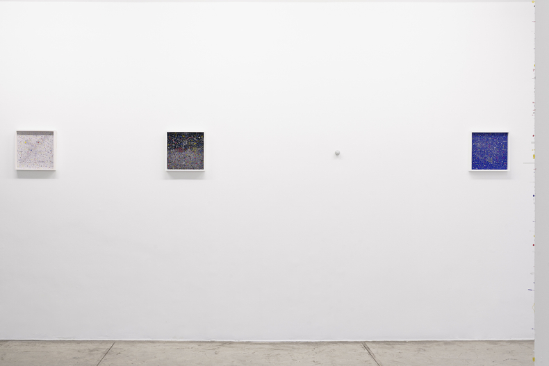 Vista da exposição Marco Maggi: A Sociedade Subatômica, Nara Roesler São Paulo, 2025. Foto: Flavio Freire. Cortesia do artista e Nara Roesler.