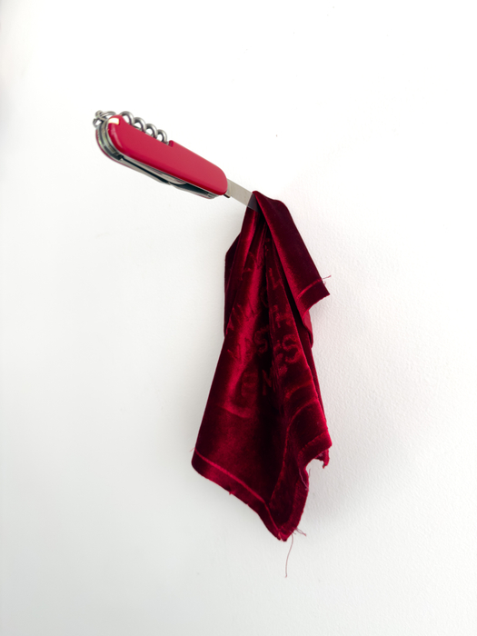 Marcos Chaves Our Love 2025 canivete e gravação sobre veludo 30 x 10 x 16 cm