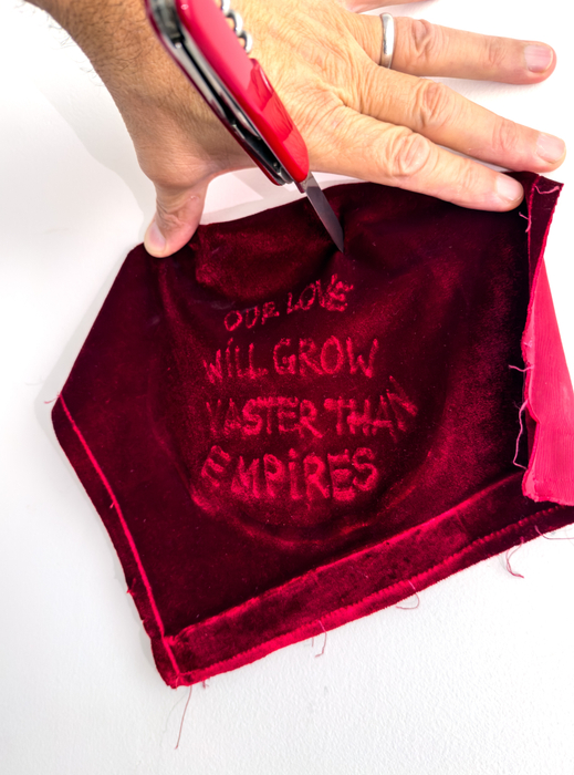 Marcos Chaves Our Love 2025 canivete e gravação sobre veludo 30 x 10 x 16 cm