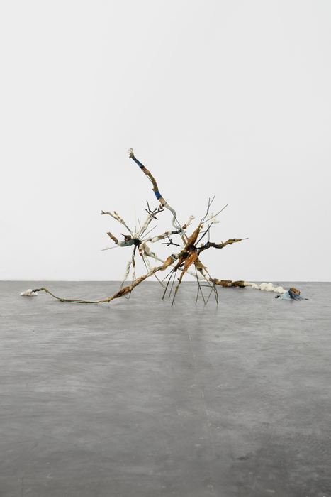 Amorí As duas 2025 ferro, látex, estopa de algodão e couro 1 peça de 97 x 330 x 81 cm | 1 peça de 138 x 300 x 80 cm