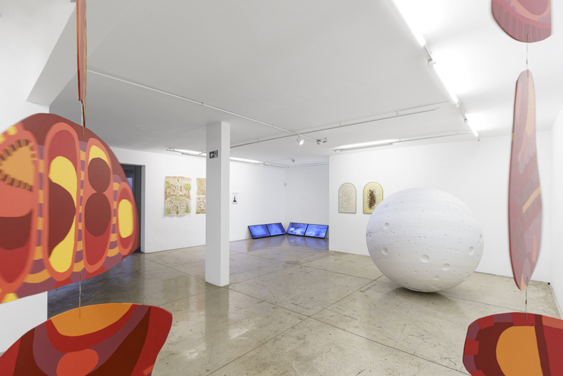 Vista da exposi&ccedil;&atilde;o Tel&uacute;ricos, 2026, Nara Roesler S&atilde;o Paulo. Foto: Flavio Freire. Cortesia dos artistas e Nara Roesler.