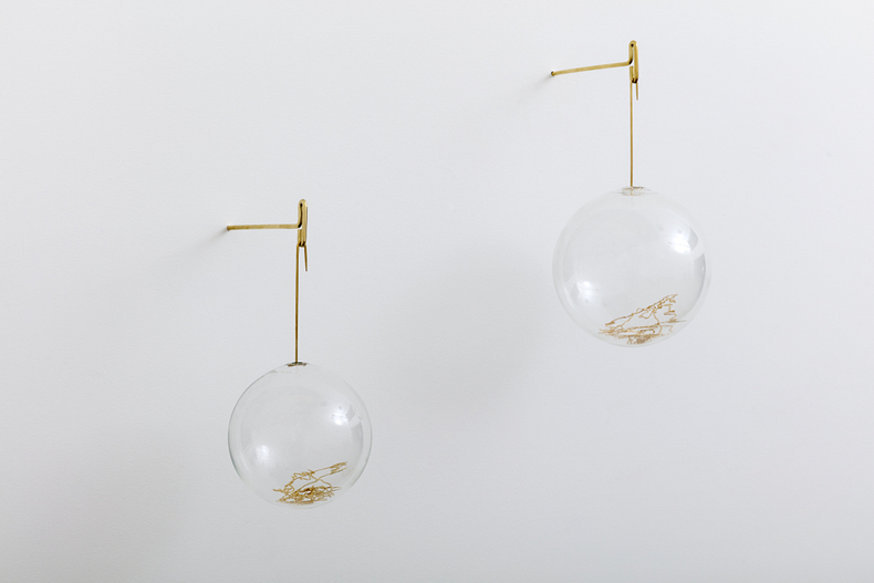 Morro Mundo Mundo # 1, 2018 vidro de borosilicate, latão banhado a ouro ø 13 x 20 cm Morro Mundo...