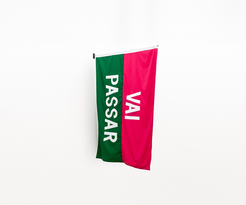 Marcos Chaves Vai passar (?), 2019 bandeira em tecido 195 x 135 cm