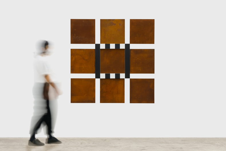 Daniel Buren New grids: baixo-relevo - DBNR 38, 2021 corten steel, black vinyl adhesive, mdf and white acrylic paint 147,9...