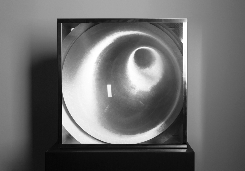 Heinz Mack Silver Sun, 2004 metal, glass, stainless steel, wood and motor 53,5 x 53,5 x 20,5 cm 21.1 x...