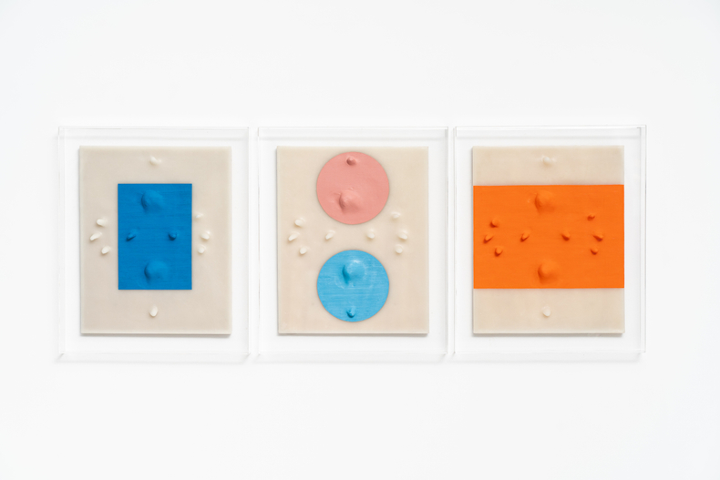 Carlito Carvalhosa Sem título (P53/20), 2020 tinta óleo e cera sobre madeira 3 peças de 50 x 40 x 6 cm