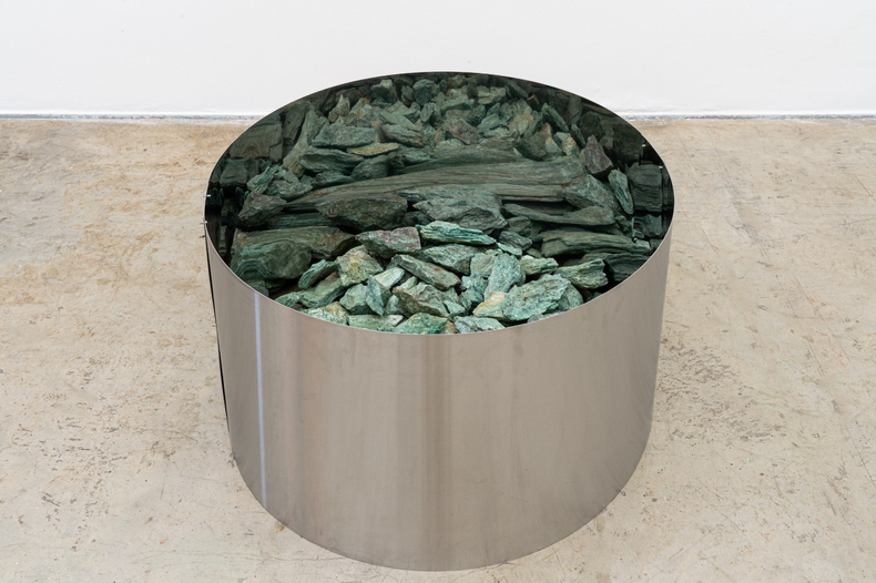 Amelia Toledo Mina de verde # 03 (série Minas de cor) 2006-2021 seixos de fuchsita verde e chapas de aço inox ed one of a kind 41 x Ø 85 cm