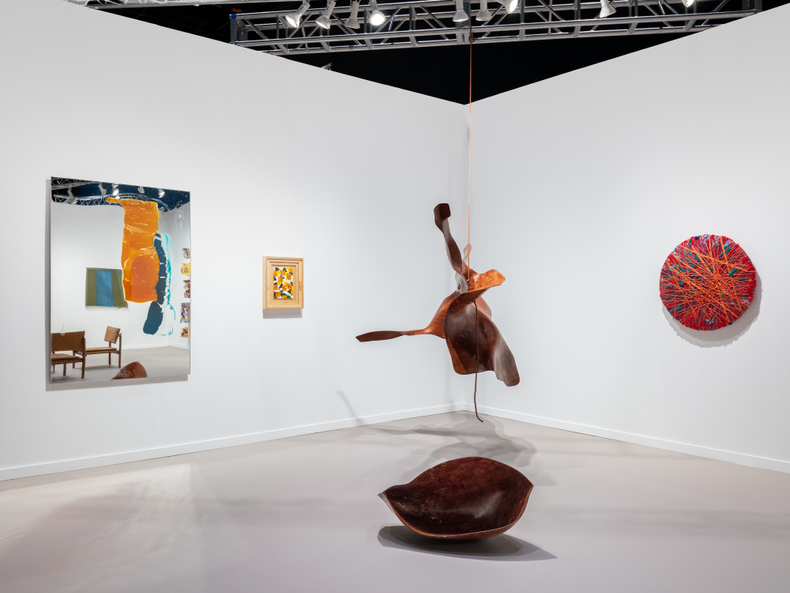 Vista do estande da Nara Roesler na Frieze New York, 2025. Foto: Charles Roussell. Corestia dos artistas e Nara Roesler.