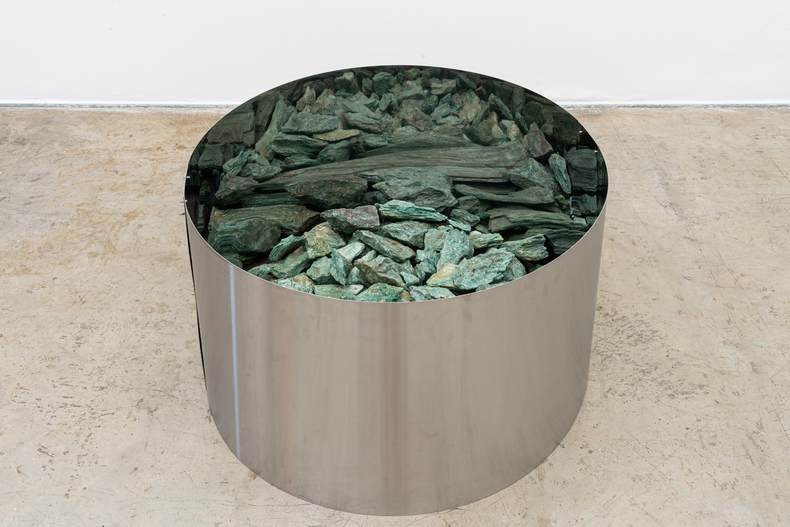 Amelia Toledo Mina, da série Minas de cor / Mina, from Minas de cor series, 2007 pedras e aço inoxidável stones and stainless steel 41 x Ø85 cm/41 x Ø 85 cm