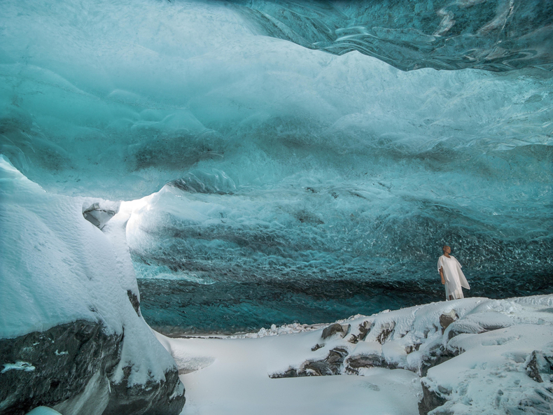 Isaac Julien Under Opaline Blue (Stones Against Diamonds), 2015 impressão em duratrans, lightbox / duratran image in lightbox 120 x...