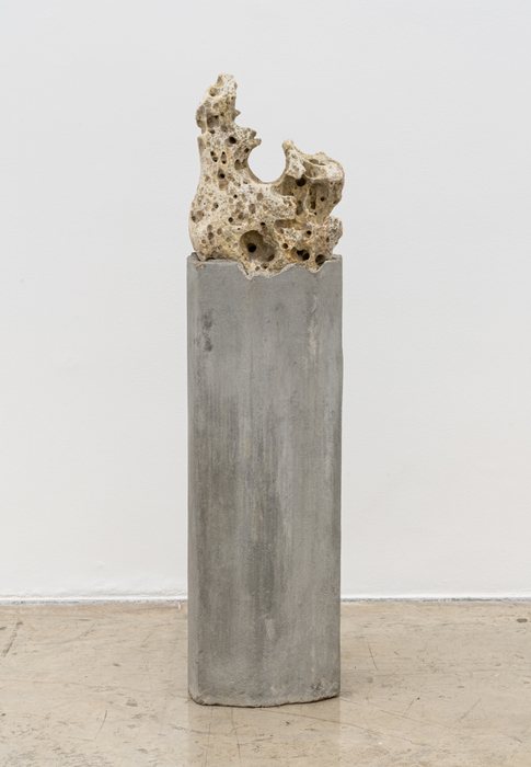 Amelia Toledo Singing dragon, 2007 pedra perfurada sonora sobre coluna de concreto / perforated sound stone on concrete column 140...