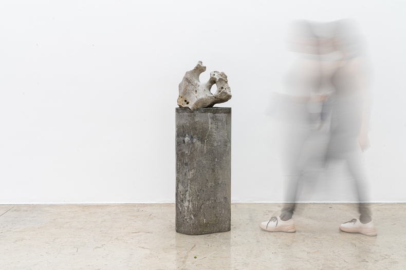 Amelia Toledo Singing dragon, 2007 pedra perfurada sonora sobre coluna de concreto / perforated sound stone on concrete column 138...