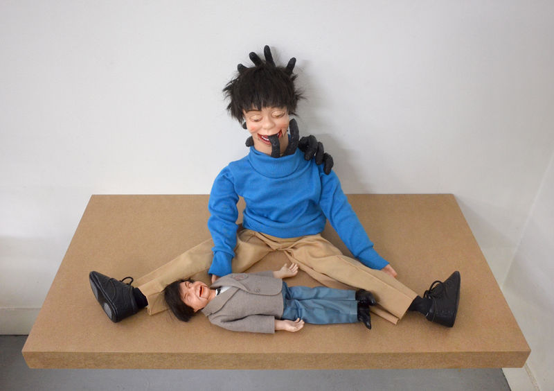 Annette Messager Tuer le père, 2022 2 ventriloquy puppets, plywood shelf 16 3/4 x 35 3/8 x 17 7/8 in....