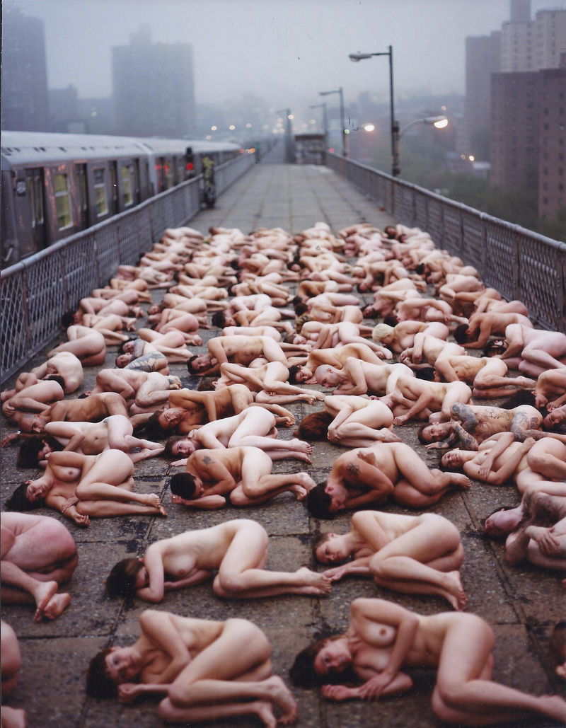 Spencer Tunick Barriers 2 (Williamsburg Bridge), 1998