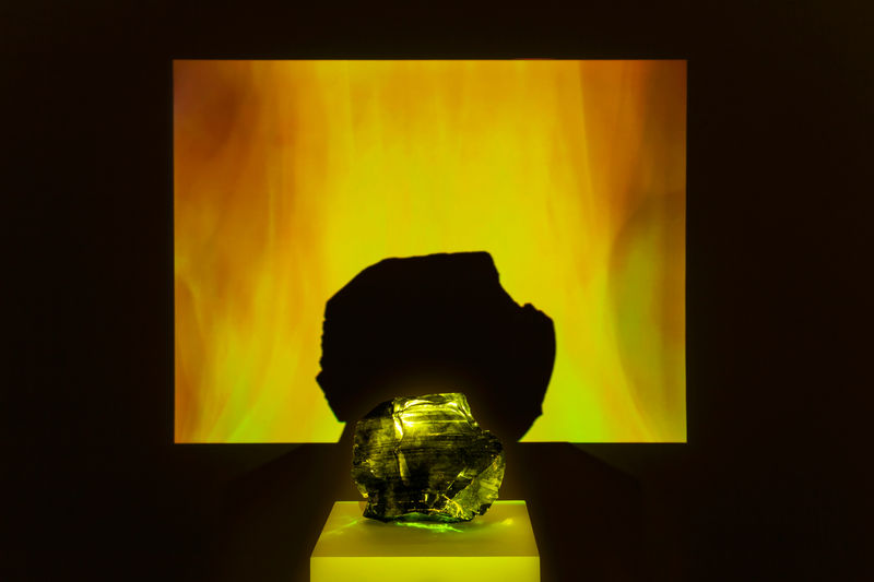 Sonia Andrade Sem título (Untitled), 2005 Projeção e obsidiana [Video projection and obsidian] Dimensões variáveis [Variable dimensions]