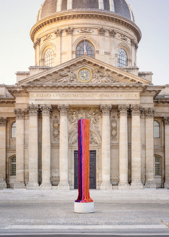 Sheila Hicks VERS DES HORIZONS INCONNUS, 2023 Pigmented acrylic fibers 500 cm (196 7/8 in.)
