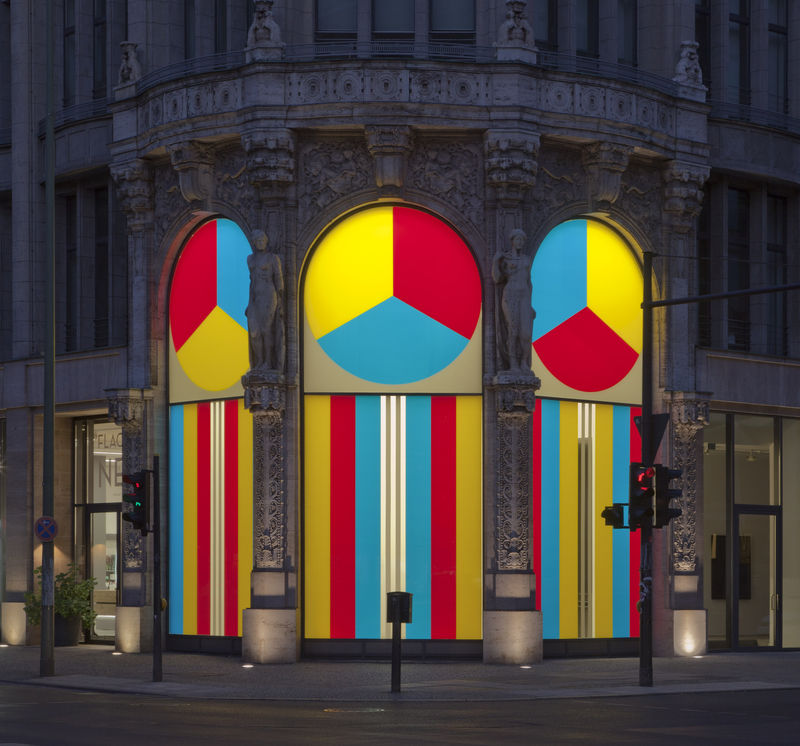 Daniel Buren Triptychon: Eine Arbeit in situ, 2016 Self-adhesive white vinyl and coloured translucent filters