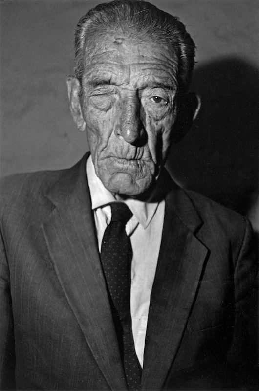 Roger Ballen Closed Eye, 1997 Tirage gélatino-argentique d'époque Série "Outland" Signé, titré, daté, numéroté, date d'impression, date de prise de vue et annotations "Vintage" et "Silver gelatine Fiber based image" au crayon par l'artiste au verso Dimensions de l'image : 36,5 x 24,5 cm Dimensions du tirage : 40 x 27 cm 2/2