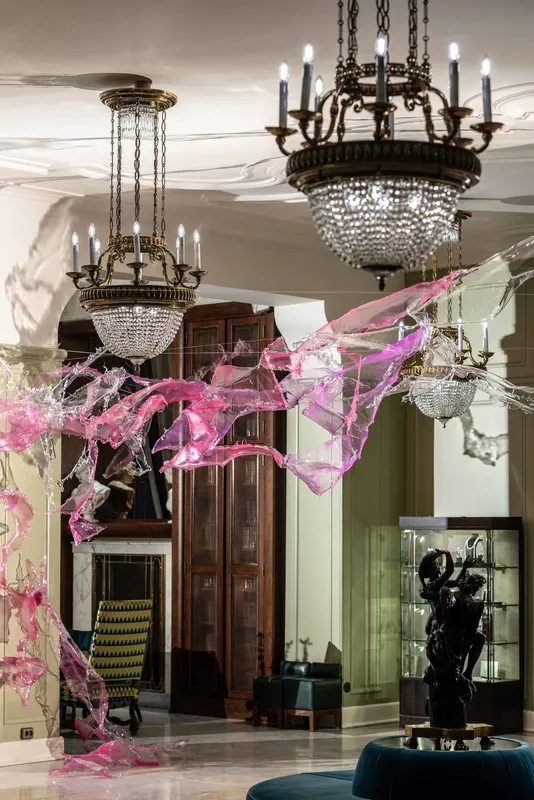 Инсталляция художника Aljoscha в петербургской «Астории»