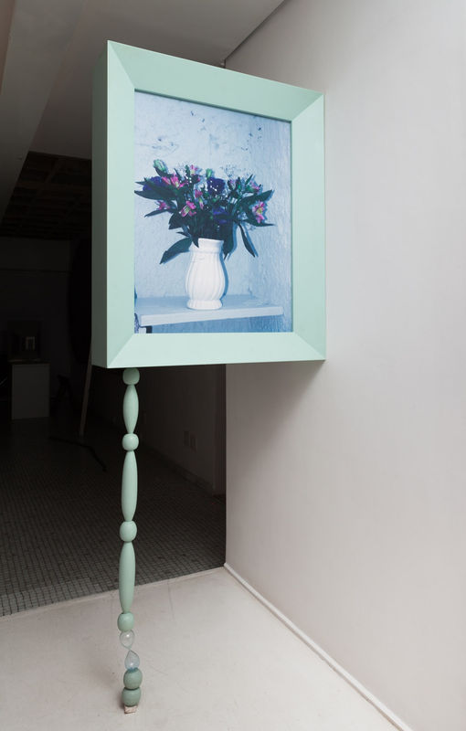 Sandra Cinto Sem Título fotografia, ampulheta e madeira dimensões variáveis