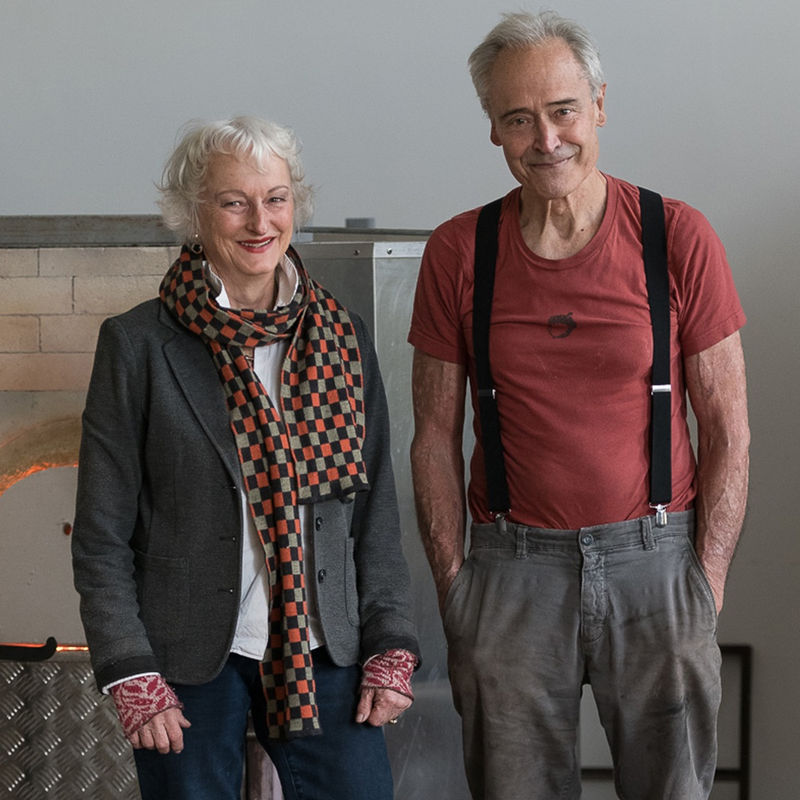 Monica Guggisberg och Philip Baldwin i sin glashytta