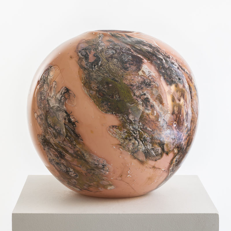 Rosa glasskulptur av Barrolevén