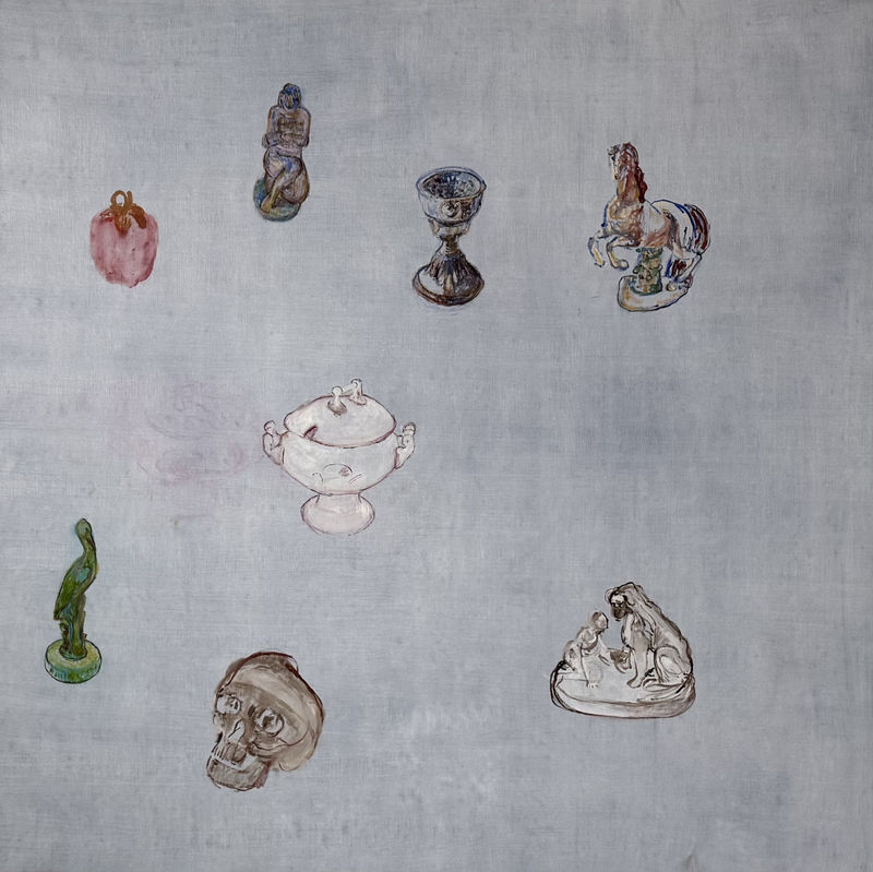 Målning med objekt på em ljusblå duk