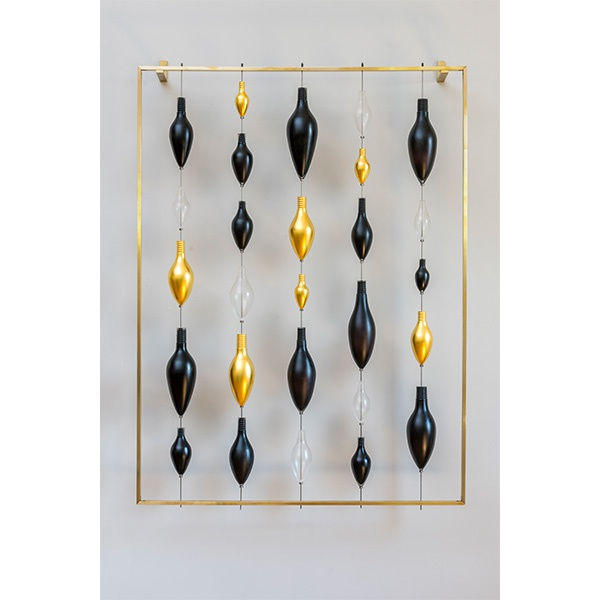 Ram med amforor i svart guld och klarglas