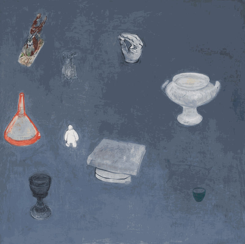 Målning med objekt på em mörkblå duk