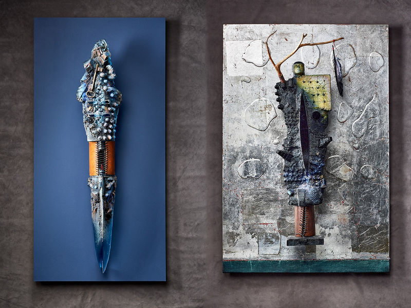 2 vägghängda glasverk i blått och grått av Bertil Vallien