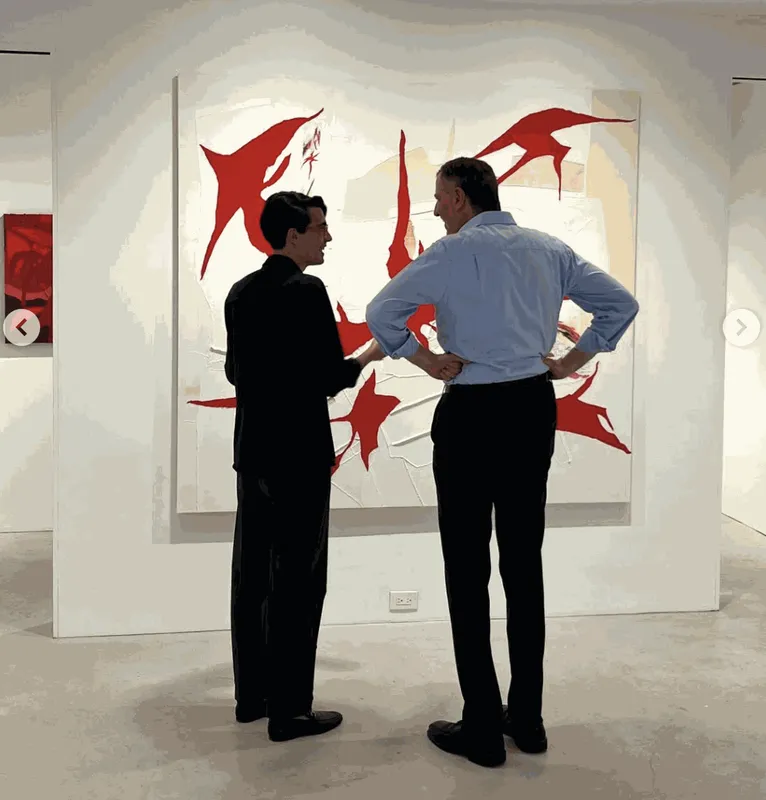 L’artista Roberto Maria Lino con l’ex sindaco Bill De Blasio alla inaugurazione della mostra “Memoir of a Needle” alla PALO Gallery nell’East Village di Manhattan (Foto PALO Gallery)