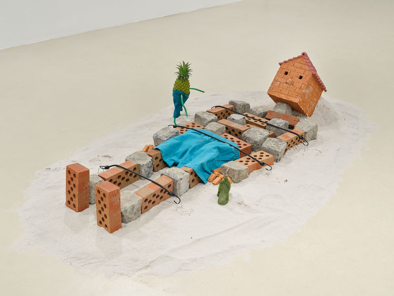 Floris Van Look, Gulliver Stranded, 2024, mixed media, 50 x 150 x 220 cm