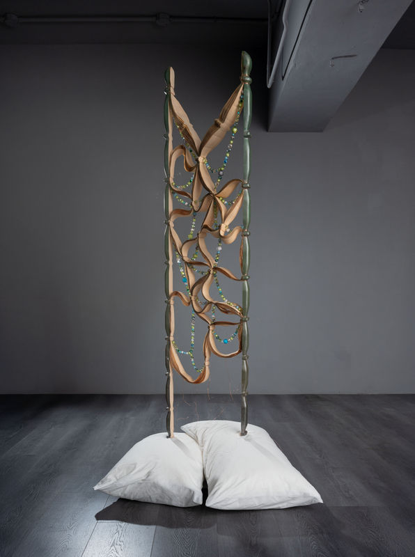 耿傑生｜起床總是很渴 Always Thirsty Upon Waking｜2024｜木、珠子、銅線、枕頭｜76 × 95 × 176 cm