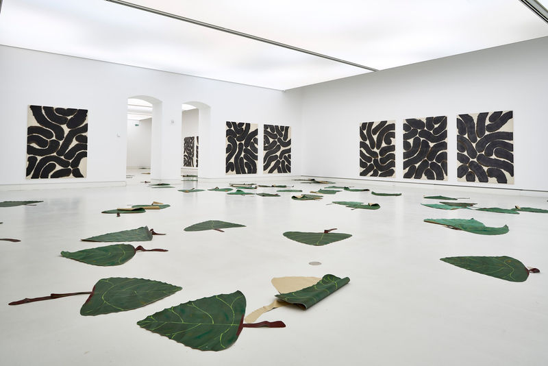 Latifa Echakhch, Liberty Tree, 2016. Installation view, Kunsthalle Mainz, Mainz. Courtesy of the artist and Kunsthalle Mainz / kaufmann repetto Milan | New York. Photo: Norbert Miguletz.