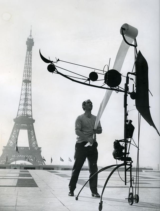 Jean Tinguely with Méta-Matic No. 17 in front of the Eiffel Tower, 1959.