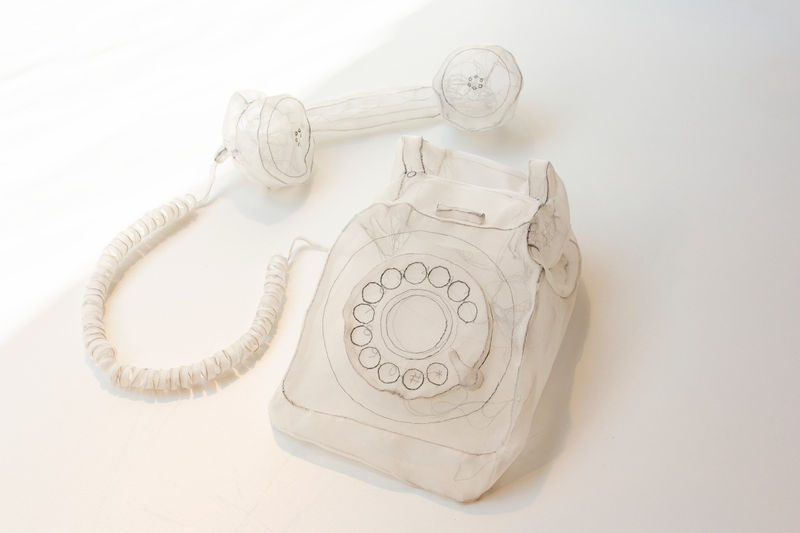 Sheila Furlan, Fernsprechapparat, 2019, bestickt, genäht, transparente Seide,Draht, unten signiert, 12 x 25 x 21 cm