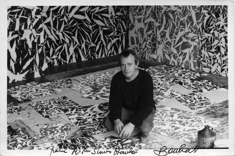 Simon Hantaï devant les Etudes dans l'atelier à Meun. Photo Édouard Boubat, 1969.