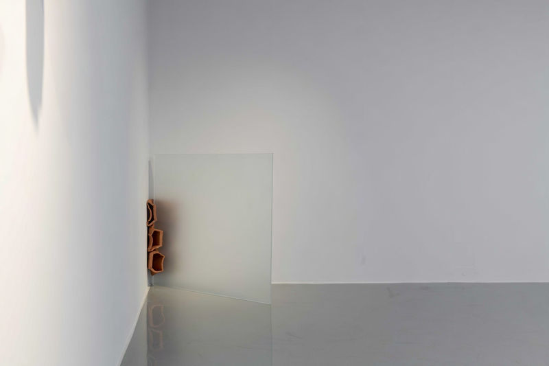 Ömer Emre Yavuz, Untitled / İsimsiz, 2023. Extra clear glass and clay, 110 × 100 × 35 cm.