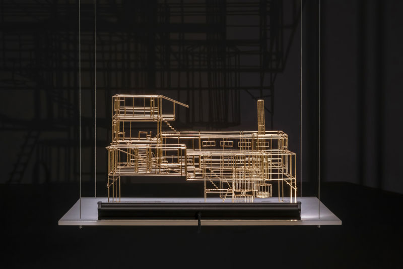 Bilal Yılmaz, Elhamra, 2023. Brass, custom moving light, 40 × 50 × 30 cm.