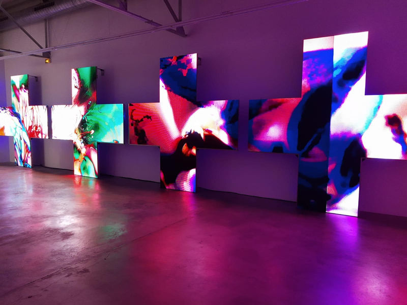 Antoine Renard, Interfaith rack IX, 2017. Métal, bougies en cire et impression sur papier. Dimensions : 250 x 250 x 250 cm. Vue d’exposition à Marselleria, Milan. Photo: Siliqoon. Courtesy Antoine Renard, Libby Rothfeld et Siliqoon.