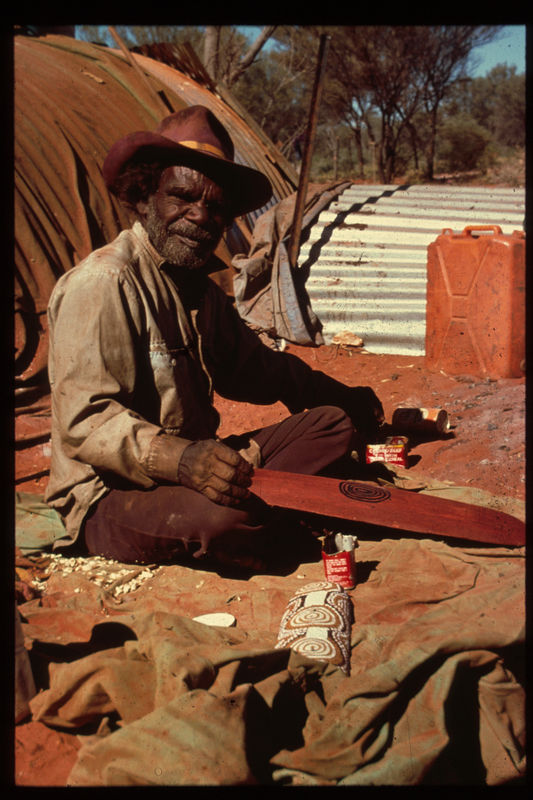 Shorty Lungkarta painting a piti dish. Photo: Fred Myers