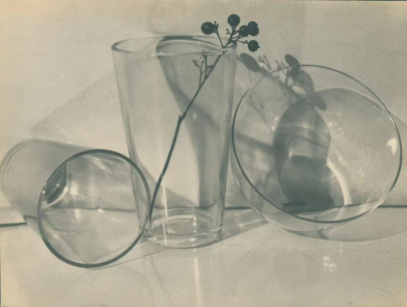 骆伯年，《静物》，1936年。明胶卤化银，21.3 x 28 厘米。图片鸣谢骆伯年艺术基金会和三影堂+3画廊 Luo Bonian, Still Life, 1936. Gelatin silver print, 21.3 x 28 cm. Image courtesy of the Luo Bonian Art Foundation and Three Shadows+3 Gallery.